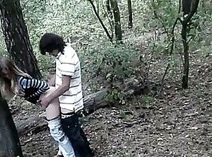 Ausgezogen junge nackt im wald Gebunden Junge